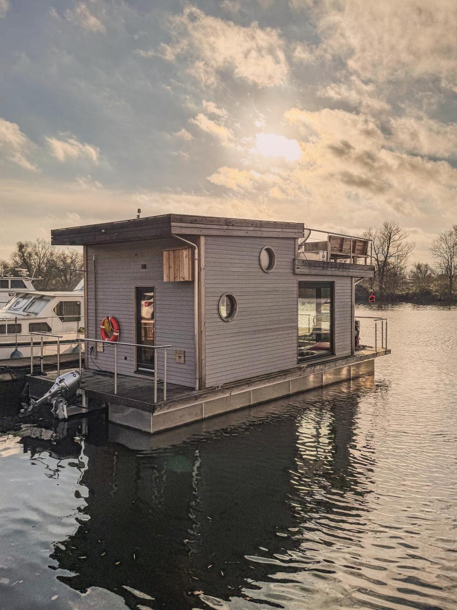 Dein Hausboot Off Fuer Deine Auszeit In Hamborg